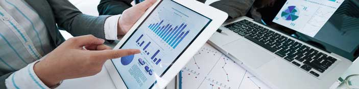 personas que ven gráficos de productividad